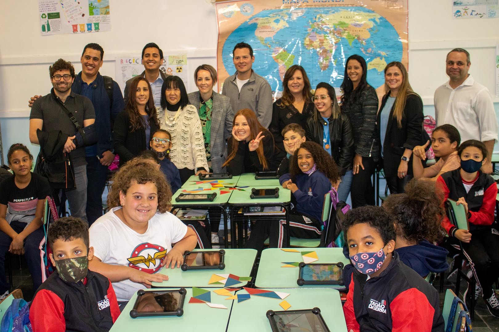 EMEF Antônio Fenólio recebe visita da Apple Teachers Brasil